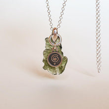 Load image into Gallery viewer, Legendinio Moldavito pakabutis iš Čekijos "Fortūnos akmuo"