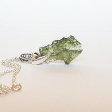 Load image into Gallery viewer, Legendinio Moldavito pakabutis iš Čekijos "Fortūnos akmuo"