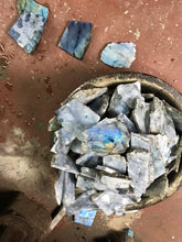 Load image into Gallery viewer, Labradorito AA iš Madagaskaro sidabro 925 pakabutis su grandinėle "Sergėtojas"