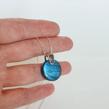 Load image into Gallery viewer, Labradorito AA iš Madagaskaro sidabro 925 pakabutis su grandinėle "Sergėtojas"